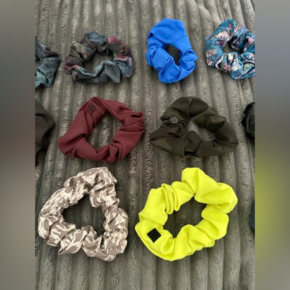 lululemon Uplifting Scrunchies - Picture 3 of 4